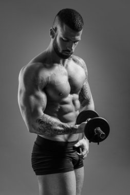 Kaslı adam - yan görünüm