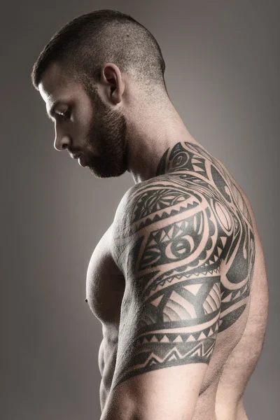 Μυϊκή τατουάζ άνθρωπος από το πίσω μέρος — Φωτογραφία Αρχείου