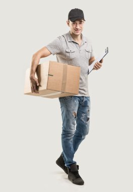 Kurye parsel taşır