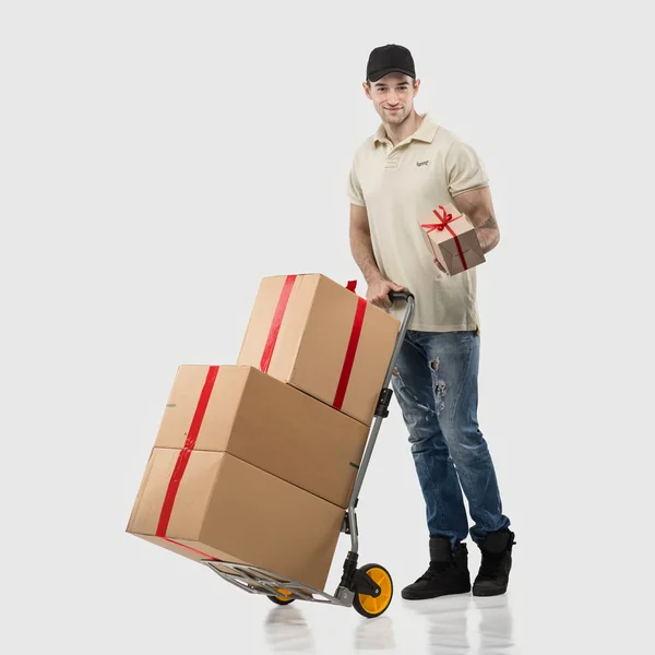 Courier entrega paquetes y regalos — Foto de Stock