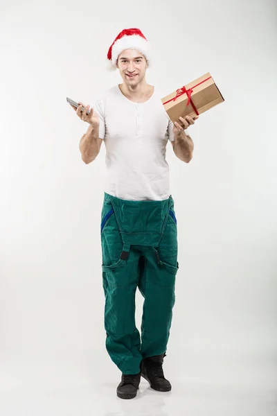 Kurier liefert Geschenkbox aus — Stockfoto