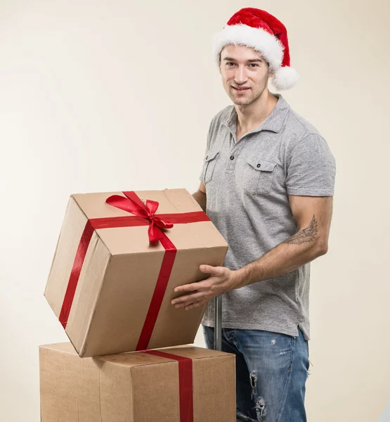 Uomo in cappello di Babbo Natale con confezione regalo — Foto Stock