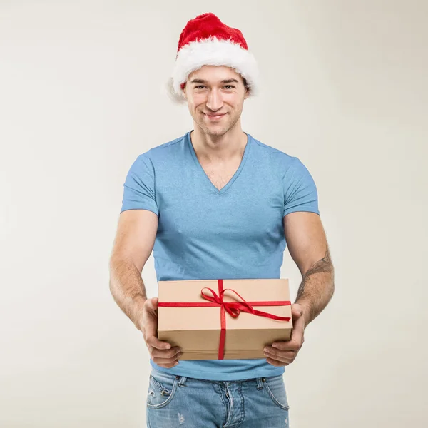 Mann im Weihnachtsmannhut mit Geschenkkarton — Stockfoto