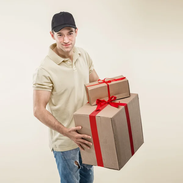 Courier entrega paquetes y regalos — Foto de Stock