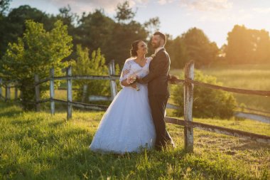 Düğün çifti sarılma