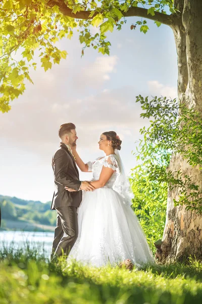 Belo casal no dia ensolarado . — Fotografia de Stock