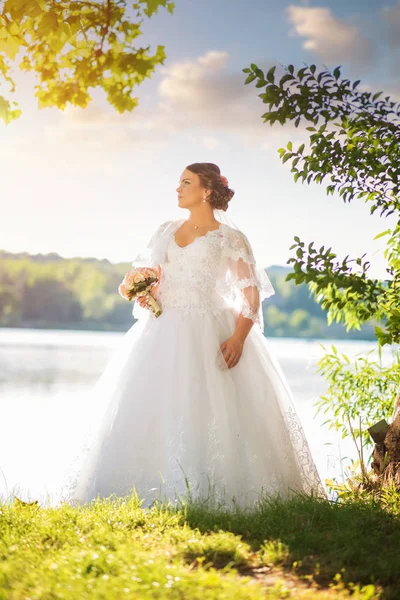 Noiva em vestido de noiva branco — Fotografia de Stock