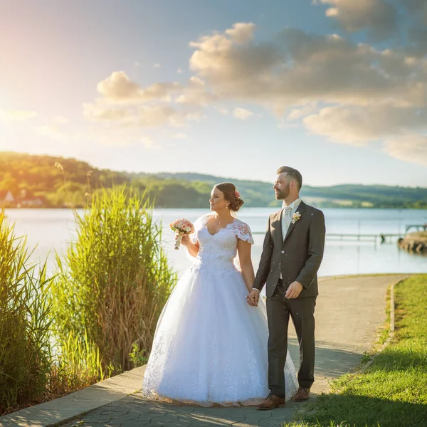 Casal perto do lago na natureza — Fotografia de Stock