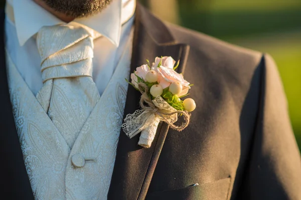 Noivo de moda em terno de casamento — Fotografia de Stock