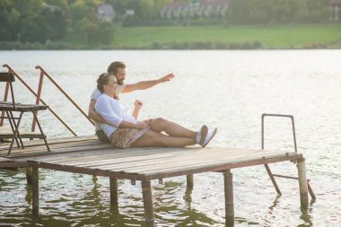 lake yakınındaki güzel Çift