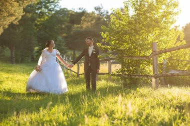 Düğün çift doğa üzerinde.