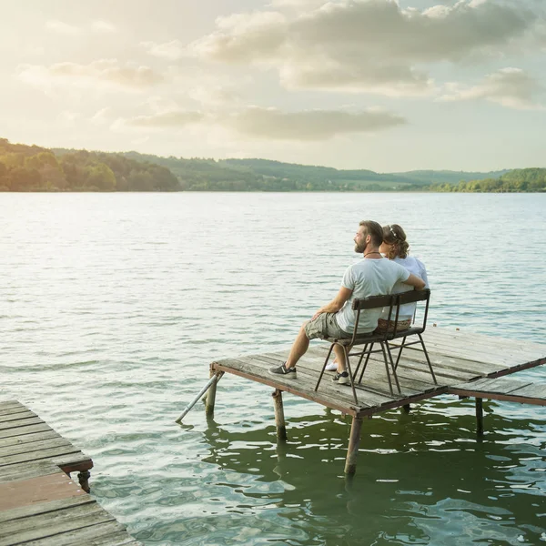 Feliz casal encantador perto do lago — Fotografia de Stock