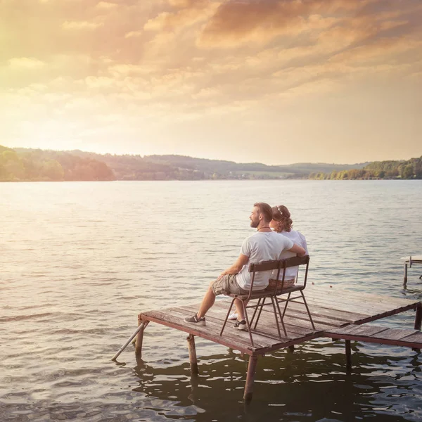 Felice bella coppia vicino lago — Foto Stock