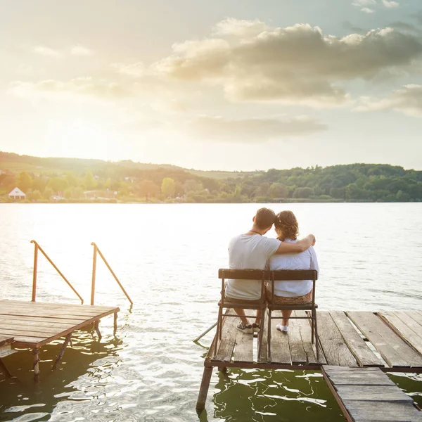 Felice bella coppia vicino lago — Foto Stock