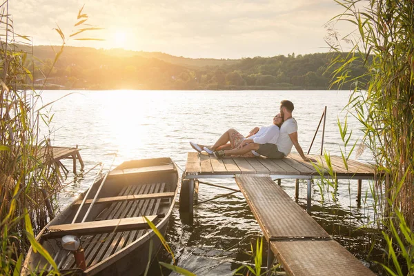 Schönes Paar am See — Stockfoto