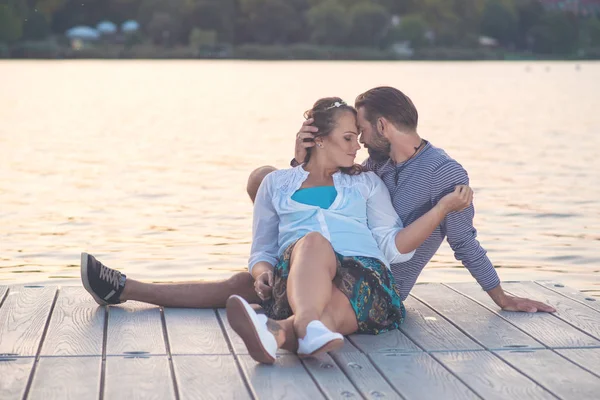 Casal abraçando perto do lago — Fotografia de Stock