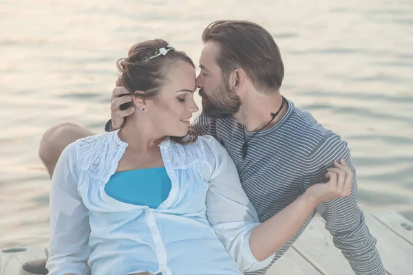 幸福的情侣拥抱湖附近 — 图库照片