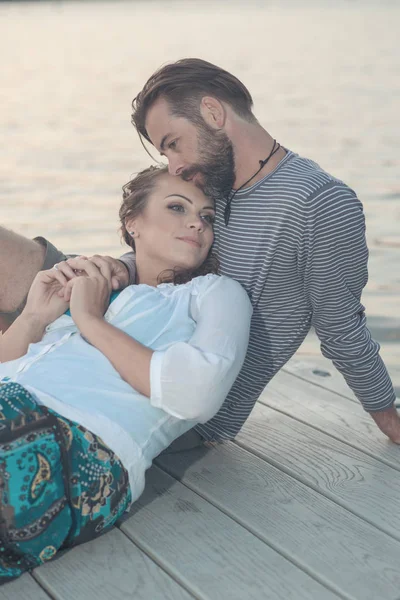 Casal feliz abraçando perto do lago — Fotografia de Stock