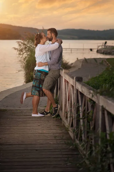 Bella coppia baci vicino lago — Foto Stock