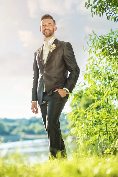 Schöner Bräutigam im Hochzeitsanzug — Stockfoto