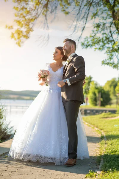 Casamento casal perto do lago — Fotografia de Stock