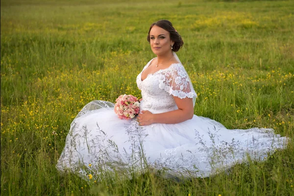 Schöne Braut in der Natur — Stockfoto