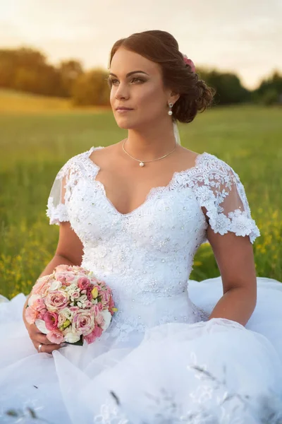 Schöne Braut in der Natur — Stockfoto