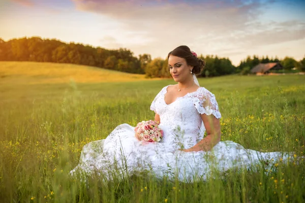 Красивая невеста на природе — стоковое фото