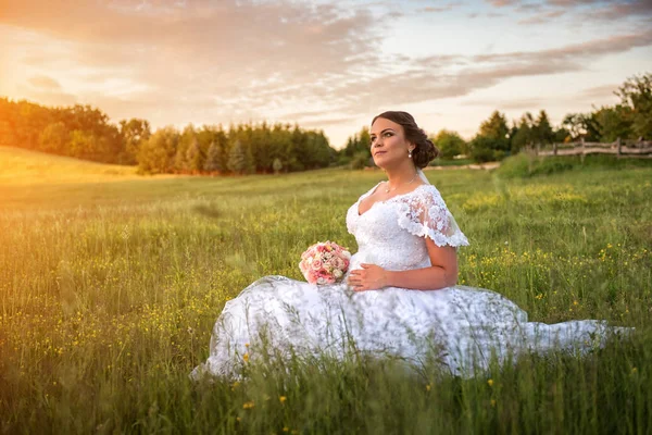 Novia en vestido de novia en la naturaleza — Foto de Stock