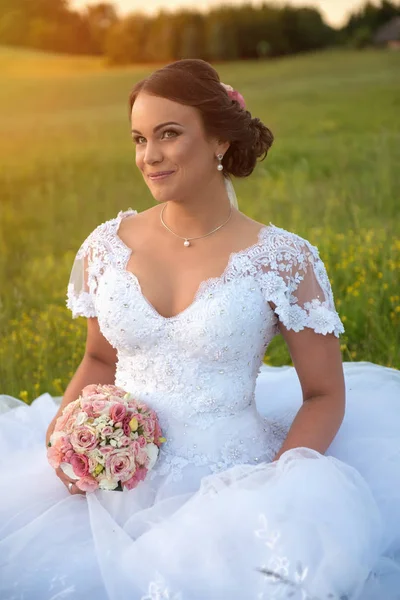 Braut im Brautkleid auf Natur — Stockfoto