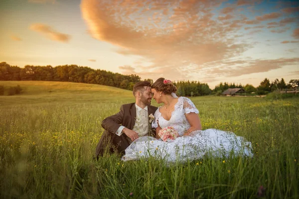 Bröllopsparet på sommaren sätter. — Stockfoto