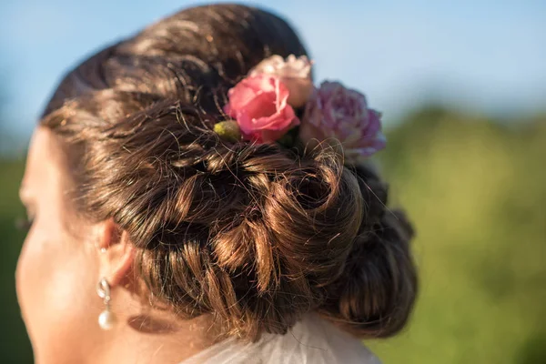 Frisur mit Blumen der schönen Braut — Stockfoto