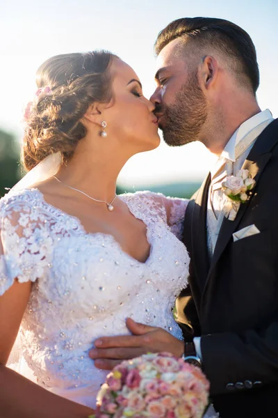 Retrato de belo casal de casamento — Fotografia de Stock