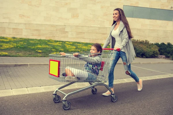 Mor driver dottern i vagn — Stockfoto