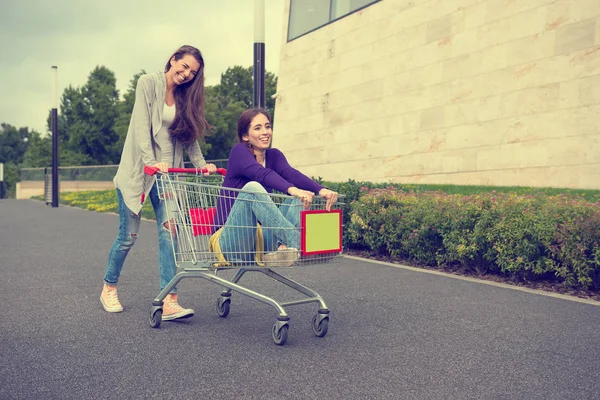 Meninas se divertir com o carrinho de compras — Fotografia de Stock