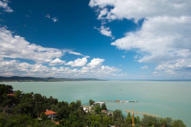 binalar, ağaçlar ve mavi Balaton Gölü