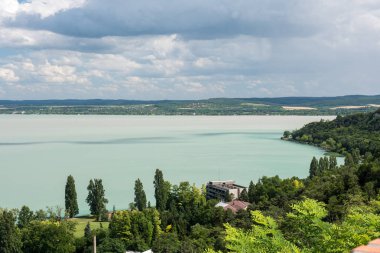 binalar, ağaçlar ve mavi Balaton Gölü