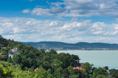 binalar, ağaçlar ve mavi Balaton Gölü