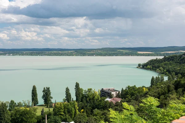 binalar, ağaçlar ve mavi Balaton Gölü