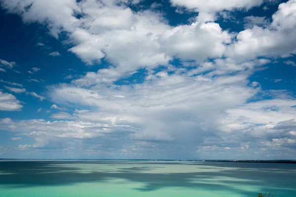 Turkusowe jeziora Balaton — Zdjęcie stockowe