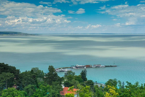 Tyrkysově modré jezero Balaton — Stock fotografie