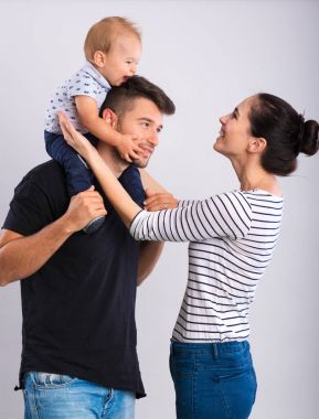 küçük bir çocuk ile genç Çift .