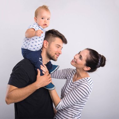 küçük bir çocuk ile genç Çift .