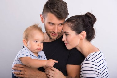 küçük bir çocuk ile genç Çift .