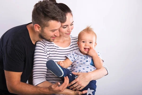 Jovem casal com um menino  . — Fotografia de Stock