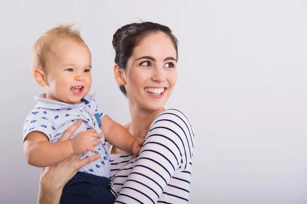 Beautiful young mom with baby . — Stock Photo, Image