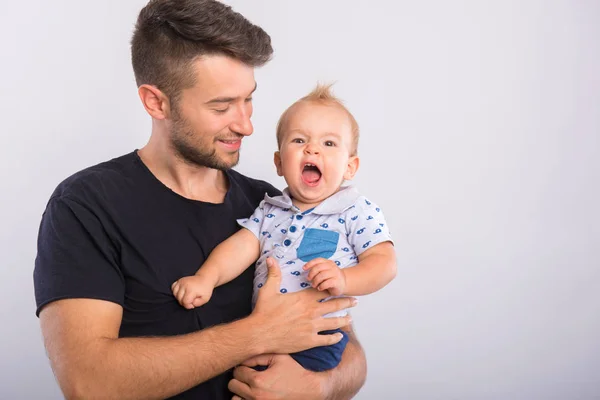 Küçük çocuk ile yakışıklı genç Baba . — Stok fotoğraf