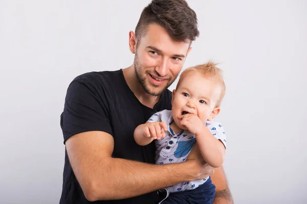 Schöner junger Vater mit kleinem Jungen . — Stockfoto