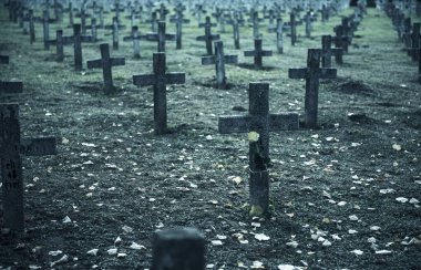 Mezarlıkta mezar taşları bol