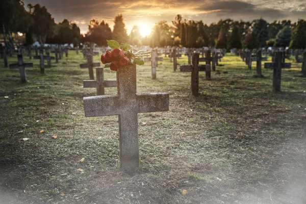 Muchas lápidas en el cementerio —  Fotos de Stock